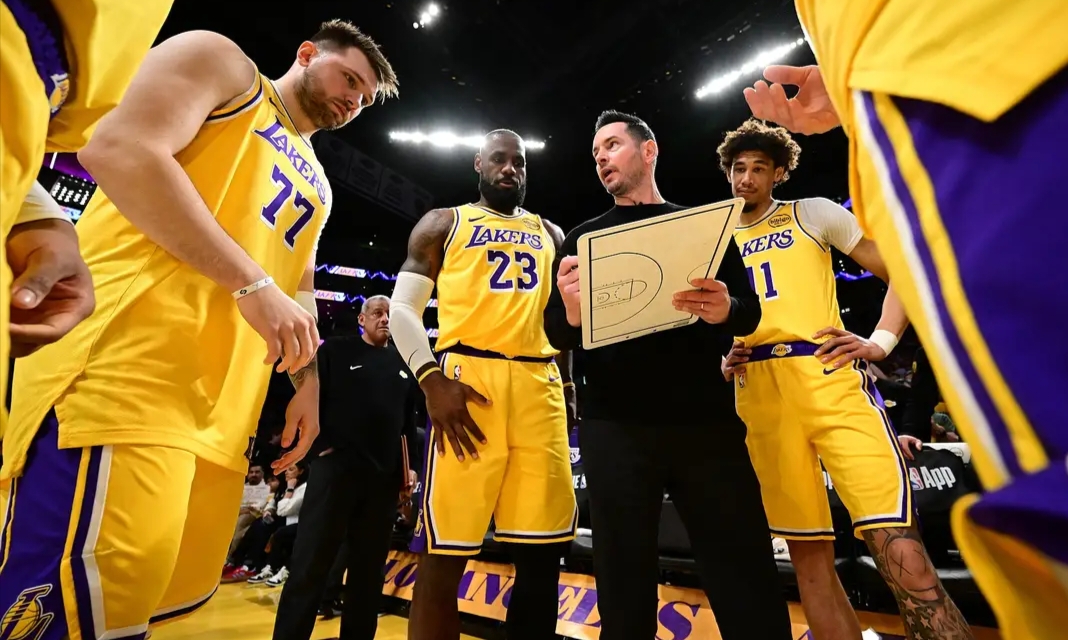 开云-洛杉矶湖人训练开放日；冲刺阶段主帅复盘引欢呼；NBA季后赛在即；年轻球员得到机会的简单介绍